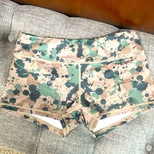 Born Primitive camo bootie shorts size small